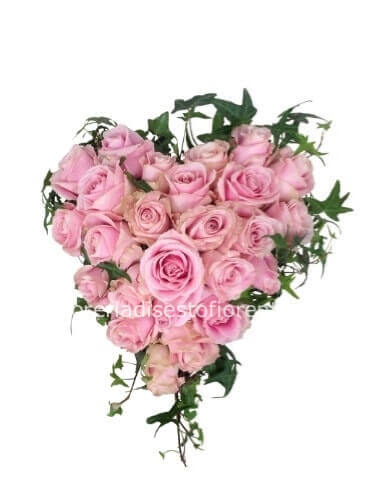 Cuore piccolo di rose rosa