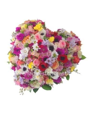 Cuore di fiori freschi colorati assortiti