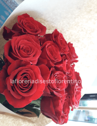 Rose rosse H 50/60 cm in mazzo per numero di steli elegantemente confezionate